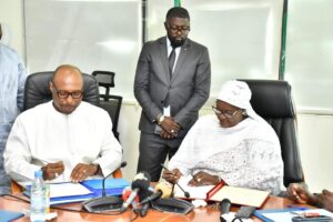 Signature de la Convention pour la Gestion du Centre de Dialyse à Liberté 6 par le Ministre de la Santé