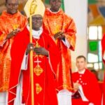 Mgr André Gueye reçoit le pallium des mains du pape Léon XIV