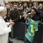 Vatican : le maillot des Lions du Sénégal offert au pape Léon XIV