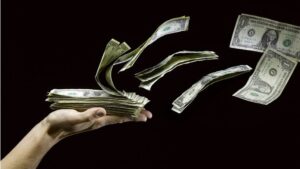Pourquoi les banques ne prêtent-elles pas tout l&rsquo;argent déposé par leurs clients ?