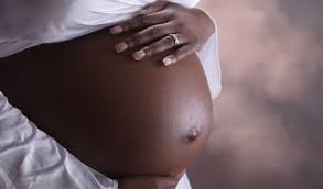 Une affaire tragique secoue le quartier Belfort, à Ziguinchor. Une femme d’une trentaine d’années a été placée en garde à vue après avoir reconnu avoir enterré son nouveau-né, selon des sources hospitalières et sécuritaires.