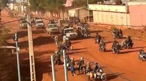 Mali : une vague d’attaques coordonnées secoue le nord et le centre, l’armée affirme avoir repoussé l’assaut contre Sévaré
