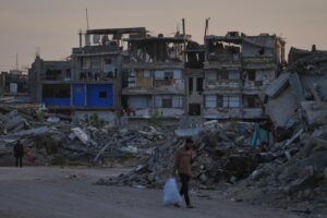 Gaza : une frappe israélienne détruit des immeubles à Al-Maghazi et laisse une quinzaine de familles sans abri