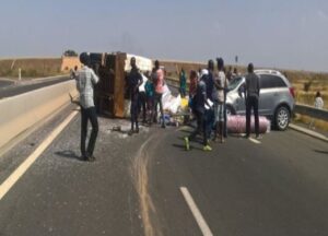 Accident sur l’autoroute Ila-Touba : un violent choc entre un camion et un véhicule léger