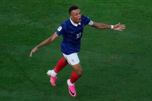 Coupe du monde : un doublé de Mbappé propulse la France en huitièmes de finale