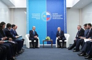Ukraine : le président kazakh appelle Vladimir Poutine à « geler » la guerre