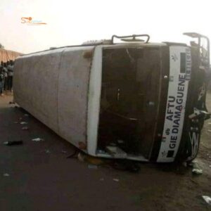Dakar : un bus Tata se renverse au rond-point des Mamelles.